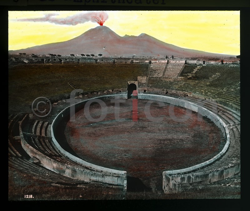 Das Amphitheater ; The amphitheater - Foto foticon-simon-vulkanismus-359-039.jpg | foticon.de - Bilddatenbank für Motive aus Geschichte und Kultur